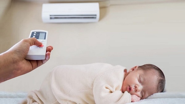 Mẹ cần điều chỉnh nhiệt độ hợp lý khi cho bé nằm điều hòa