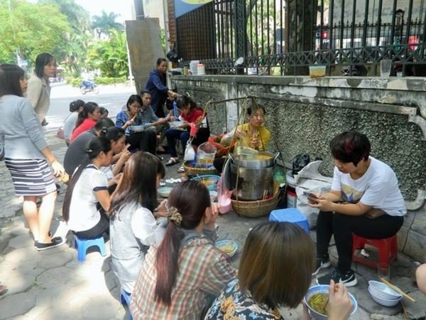 Thói quen ăn uống ở vỉa hè, lòng đường làm tăng nguy cơ mắc ung thư dạ dày