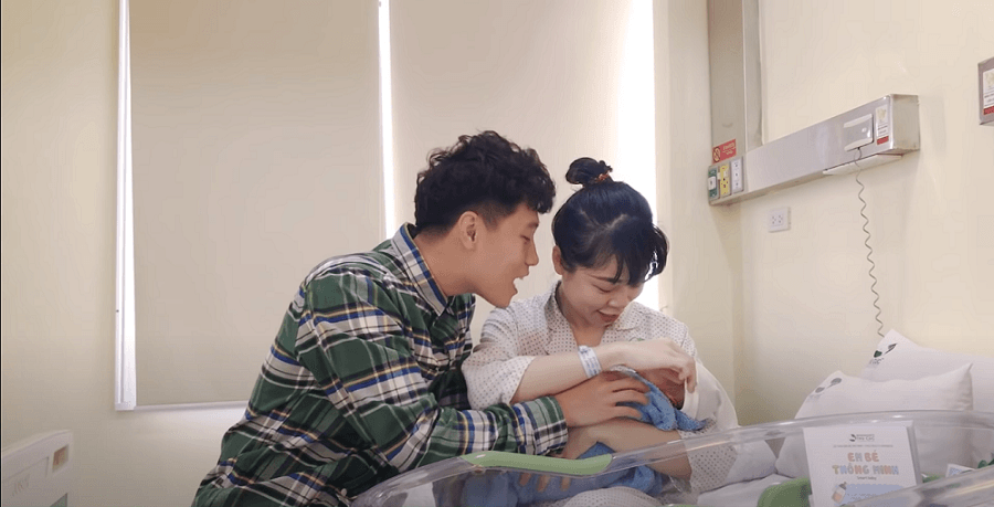 GẶP GỠ GIA ĐÌNH CA SĨ TÙNG LINH SAU KHI &#8220;VƯỢT CẠN&#8221; TẠI BỆNH VIỆN ĐKQT THU CÚC