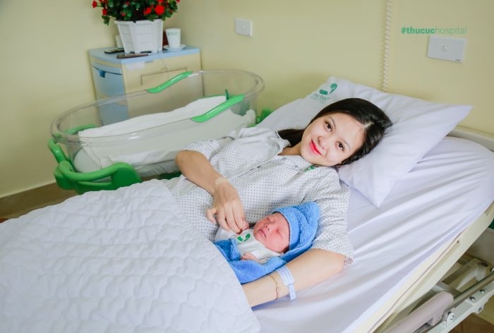 Vượt cạn &#8220;nhanh như chớp” Á khôi Huyền Giang đón bé thần kỳ