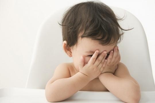 khi trẻ mút tay