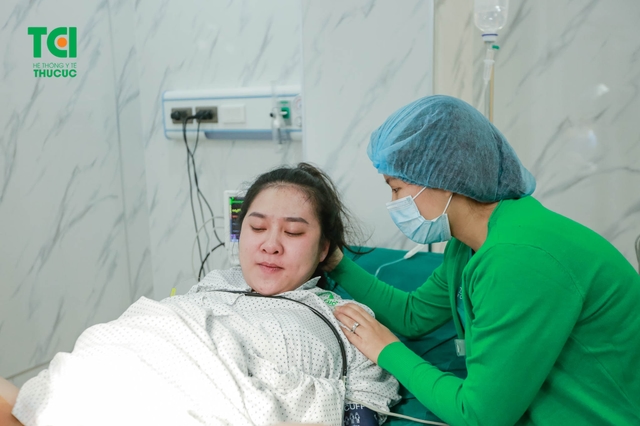 Diễn viên Dũng Hớn đưa vợ đi sinh tại Thu Cúc