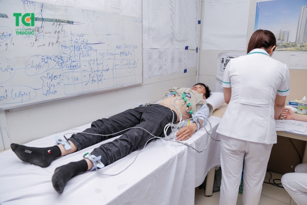 Bệnh nhân được bác sĩ tận tình chăm sóc trong buổi khám sức khỏe ngoại viện