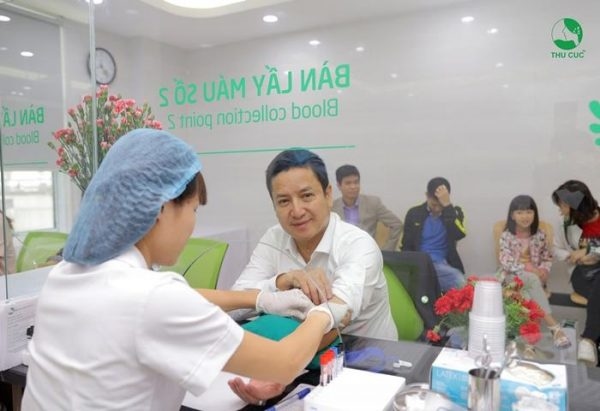 nghệ sĩ chí trung khám tại thu cúc