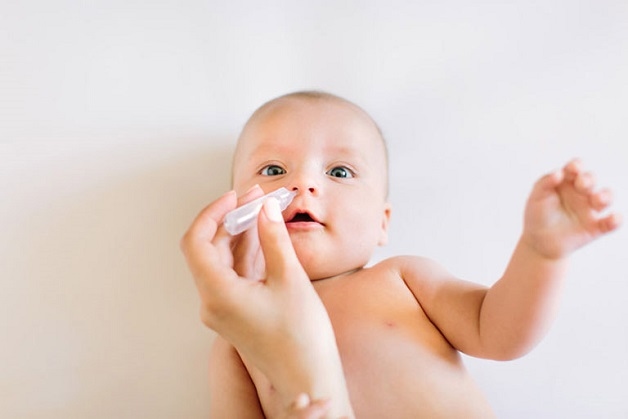 Sử dụng nước muối sinh lý để nhỏ mũi cho trẻ