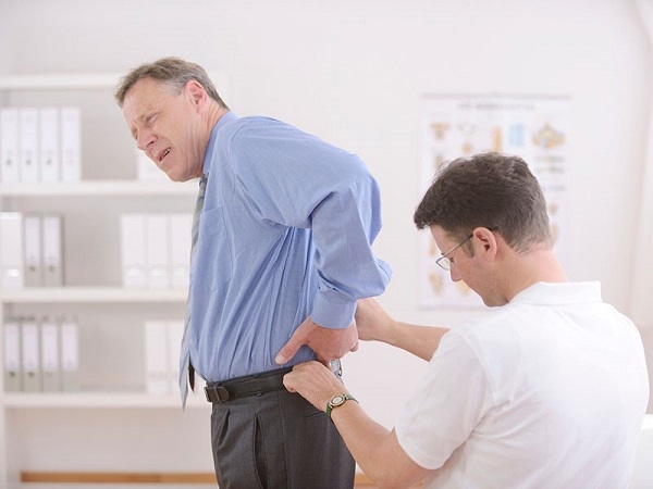 Người bệnh cần theo dõi tình trạng, kích thước sỏi thận để có biện pháp xử lý kịp thời, tránh gây nguy hiểm tới sức khỏe.