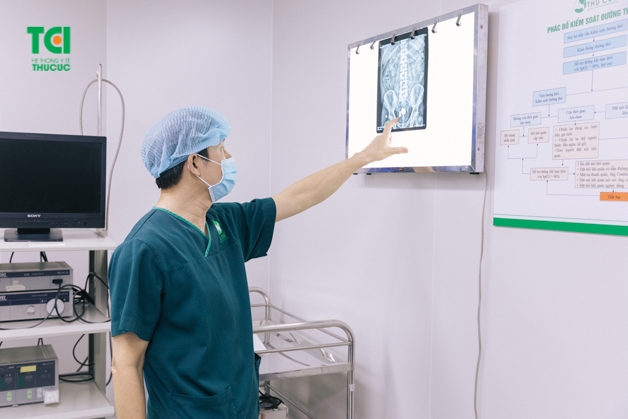 Chỉ định tán sỏi niệu quản bằng laser tại bệnh viện ĐKQT Thu Cúc.
