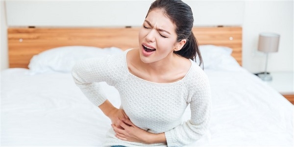 Các triệu chứng của bệnh sỏi niệu quản: đau bụng, tiểu buốt, tiểu rắt, tiểu máu,..