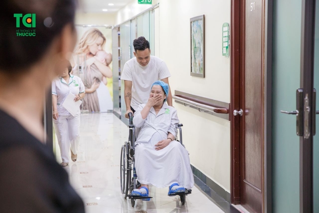 Cầu Thủ Lê Thanh Bình đưa vợ đi sinh