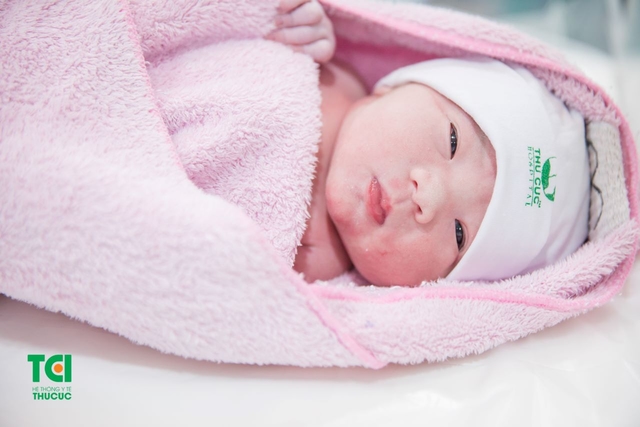 Cầu Thủ Lê Thanh Bình đưa vợ đi sinh
