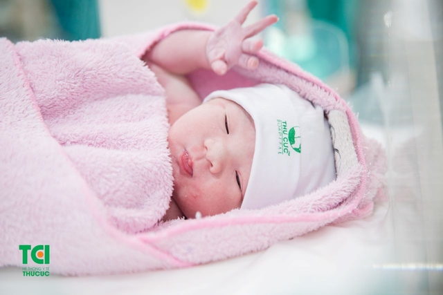 Cầu Thủ Lê Thanh Bình đưa vợ đi sinh