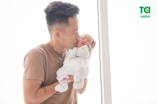 Cầu Thủ Lê Thanh Bình đưa vợ đi sinh