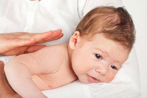 Trẻ sơ sinh bị nấc cụt tuy không quá nguy hiểm những ba mẹ cần lưu ý một số cách chữa sau đây. (ảnh minh họa)