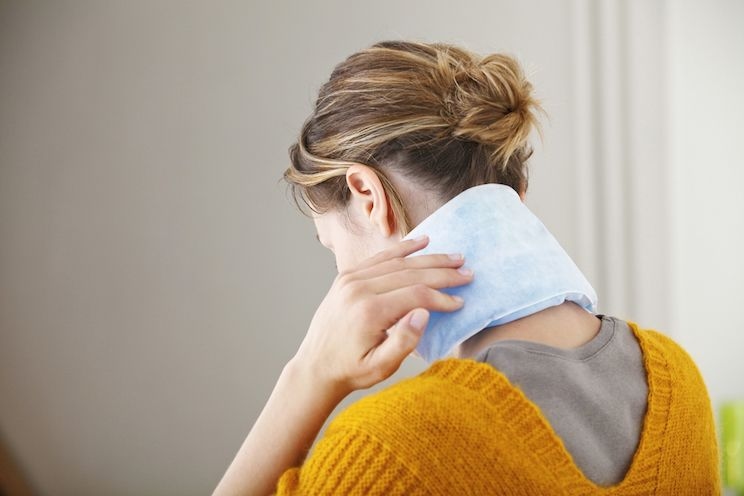 Đau cứng cổ là do đâu? cử động cổ trở nên khó khăn