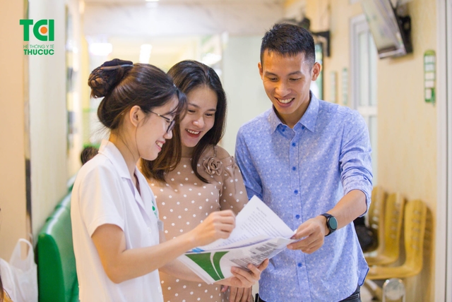 Cầu thủ Hùng Dũng đưa vợ đi khám thai