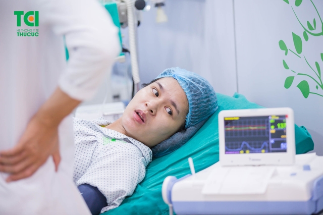 Cầu thủ Đỗ Hùng Dũng đưa vợ đi sinh
