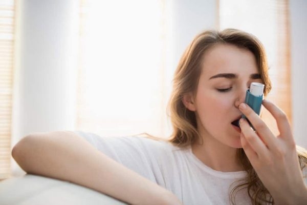 Khi cơn hen bùng phát bạn có thể gặp phải tình trạng khó thở, nghẹn ở cổ họng, thở khò khè… (ảnh minh họa)