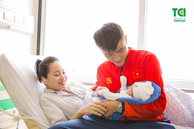 Kiếm Thủ Vũ Thành An cùng vợ đi sinh