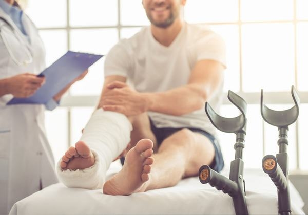 Thường xuyên thực hiện co duỗi khớp để tránh cứng khớp