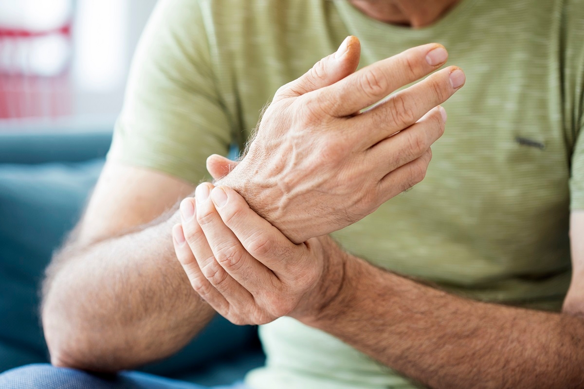 Tê mỏi chân tay là biểu hiện của bệnh gì? Có đáng lo không?