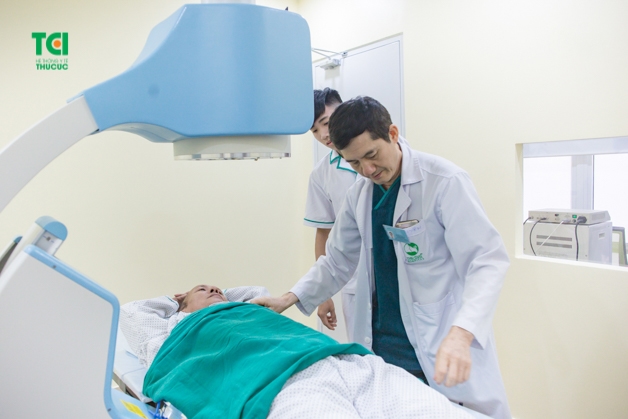 Bệnh nhân tán sỏi ngoài cơ thể tại bệnh viện Thu Cúc