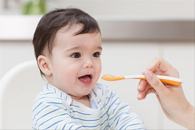 Bé 9 tháng chưa mọc răng mẹ nên cho con ăn các thực phẩm giàu canxi và vitamin.