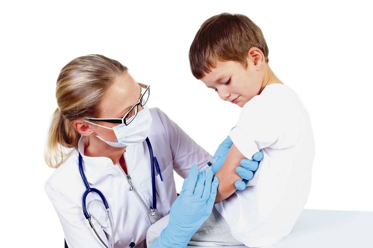 Khi trẻ bị sốt không rõ nguyên nhân ba mẹ nên cho bé đi thăm khám sớm với bác sĩ để con được kiểm tra xác định đúng bệnh và có biện pháp xử trí hiệu quả
