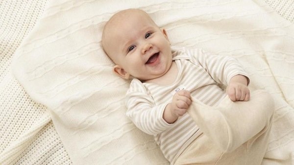 trẻ từ 3-4 tháng tuổi đã bắt đầu có những phản ứng với các tác động bên ngoài. 
