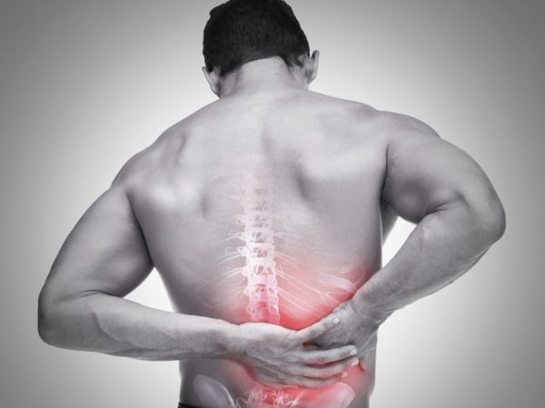 Các bệnh lý về cột sống lưng như thoái hóa đốt sống lưng, thoát vị đĩa đệm,... có thể gây đau hông bên phải. (ảnh minh họa)