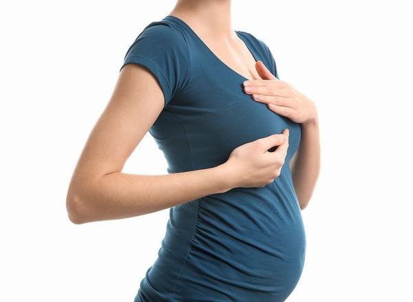Thai nhi phát triển to dần lên cũng khiến mẹ bị khó thở, đau xương ức 