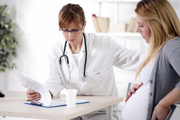 Mẹ bầu cần theo dõi thai kỳ đều đặn và đi khám khi đau xương ức nặng hơn