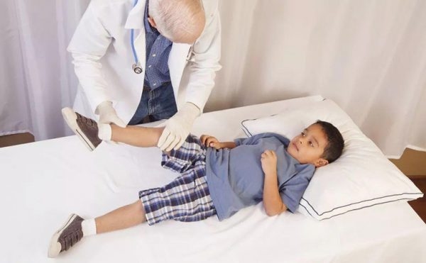 điều trị trật khớp háng bẩm sinh ở trẻ em