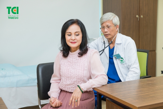 NSND Hoàng Cúc &#8211; Khám sức khỏe