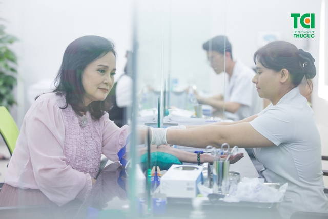 NSND Hoàng Cúc &#8211; Khám sức khỏe