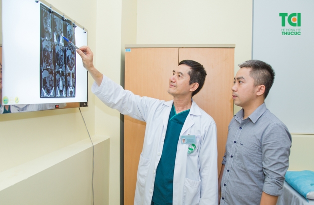 Thăm khám để được bác sĩ tư vấn biện pháp điều trị và phòng ngừa sỏi thận - tiết niệu