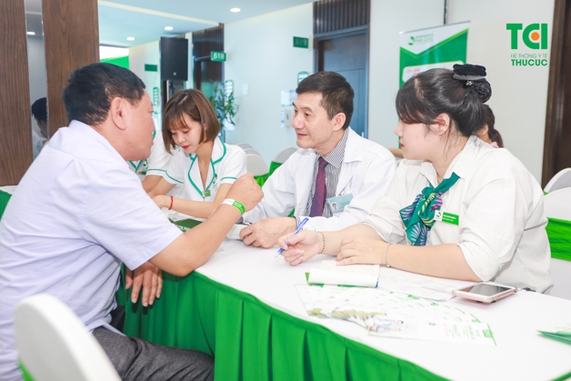 Thăm khám với bác sĩ chuyên khoa để được tư vấn biện pháp phòng ngừa sỏi thận hiệu quả nhất