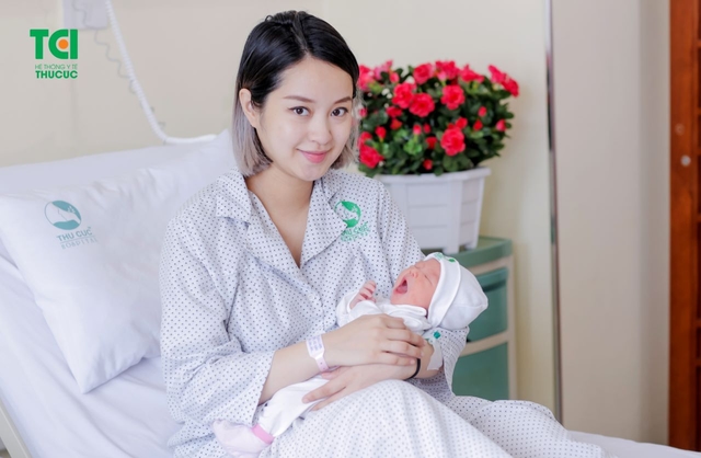 Hot girl Mi Vân đi sinh