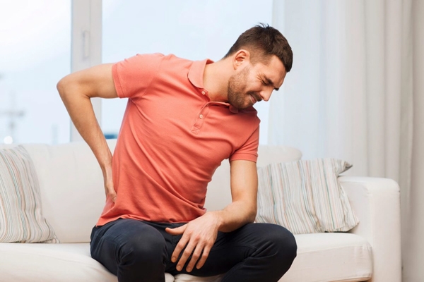 Cách phân biệt đau do sỏi thận và đau lưng