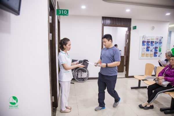 Để quá trình thăm khám của người bệnh được diễn ra thuận tiện và tiết kiệm thời gian nhất thì các điều dưỡng của Bệnh viện Thu Cúc sẽ luôn có mặt sẵn sàng như thế này để hướng dẫn và hỗ trợ người bệnh