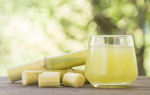 Nước mía giàu khoáng chất và các loại vitamin nên là một trong những loại nước uống tốt cho bà bầu 3 tháng đầu