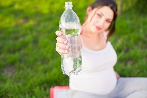 Nước lọc là thức uống cơ bản nhất và quan trọng nhất cho cả cơ thể mẹ lẫn bé yêu