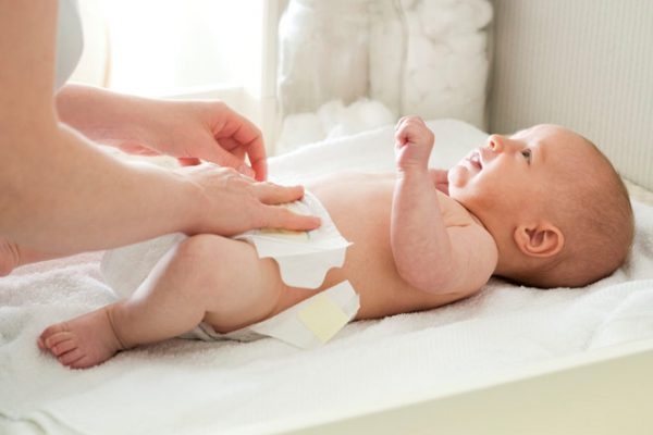 trẻ sơ sinh đi ngoài nhiều lần