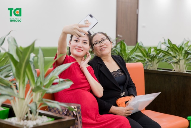Ca sĩ Ngô Phương Thúy đi khám thai