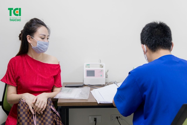 Ca sĩ Ngô Phương Thúy đi khám thai