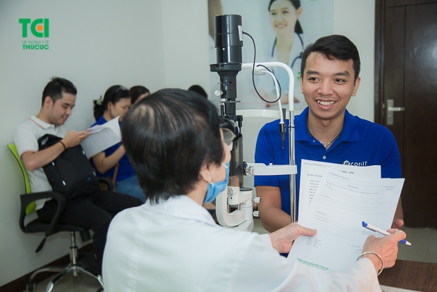 Kiểm tra mắt là danh mục cần thiết nhằm phát hiện sớm những bệnh lý về mắt mà người lao động thường hay mắc phải