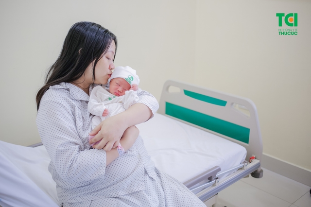 Hot mom Quỳnh Giang sinh con