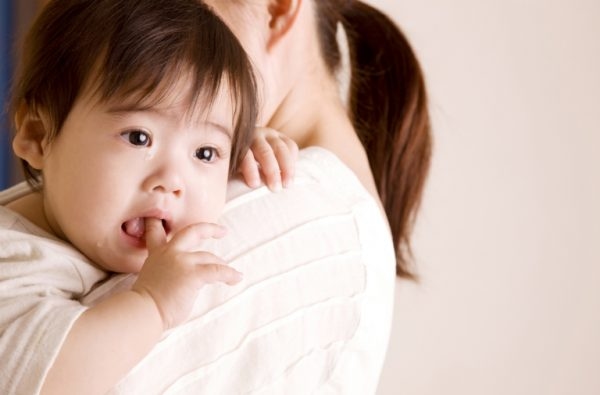 Trẻ bị bí tiểu ba mẹ không nên đắp lá, xoa dầu vì cógây bỏng da bé mà không giải quyết được tình trạng bí tiểu