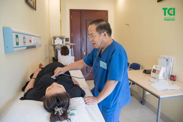 Cầu Thủ Lê Thanh Bình đưa vợ đi khám thai