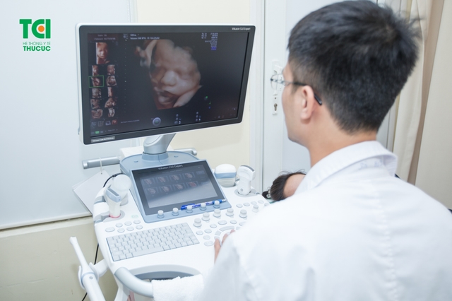 Cầu Thủ Lê Thanh Bình đưa vợ đi khám thai