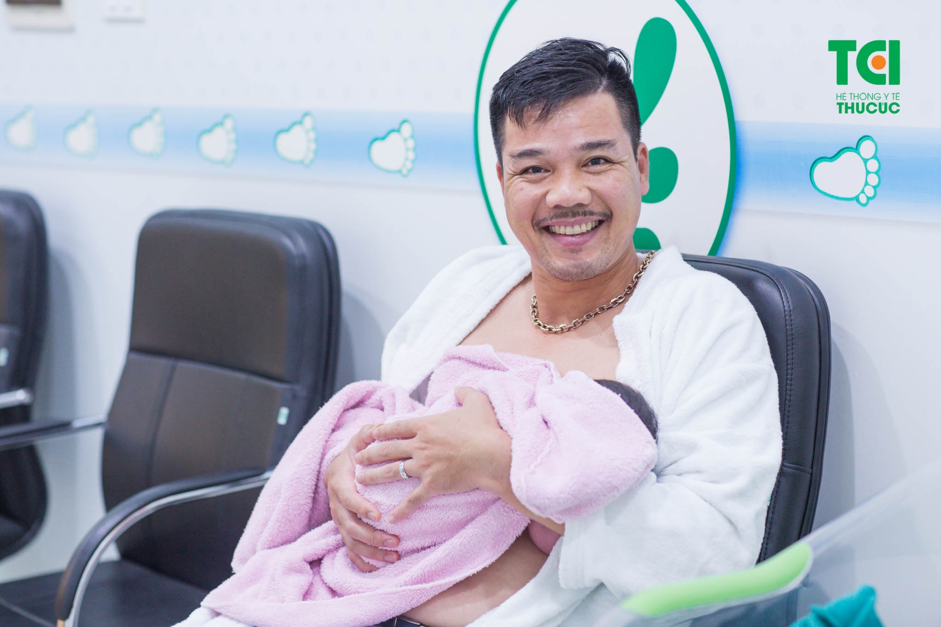 Cựu danh thủ &#8211; Bình luận viên bóng đá Phạm Như Thuần đưa vợ đi sinh